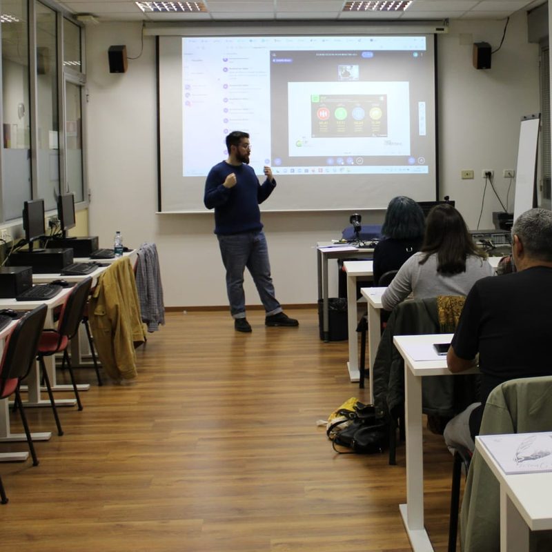Stefano Antonucci che tiene una lezione in aula