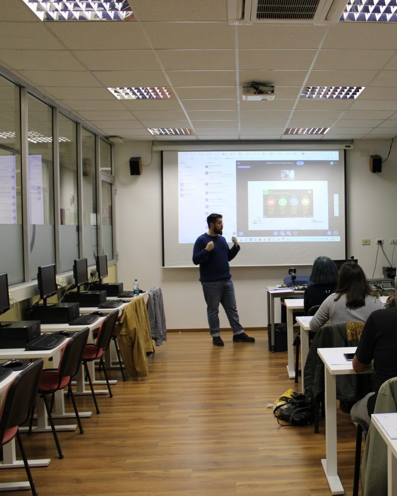 Stefano Antonucci che tiene una lezione di marketing in aula