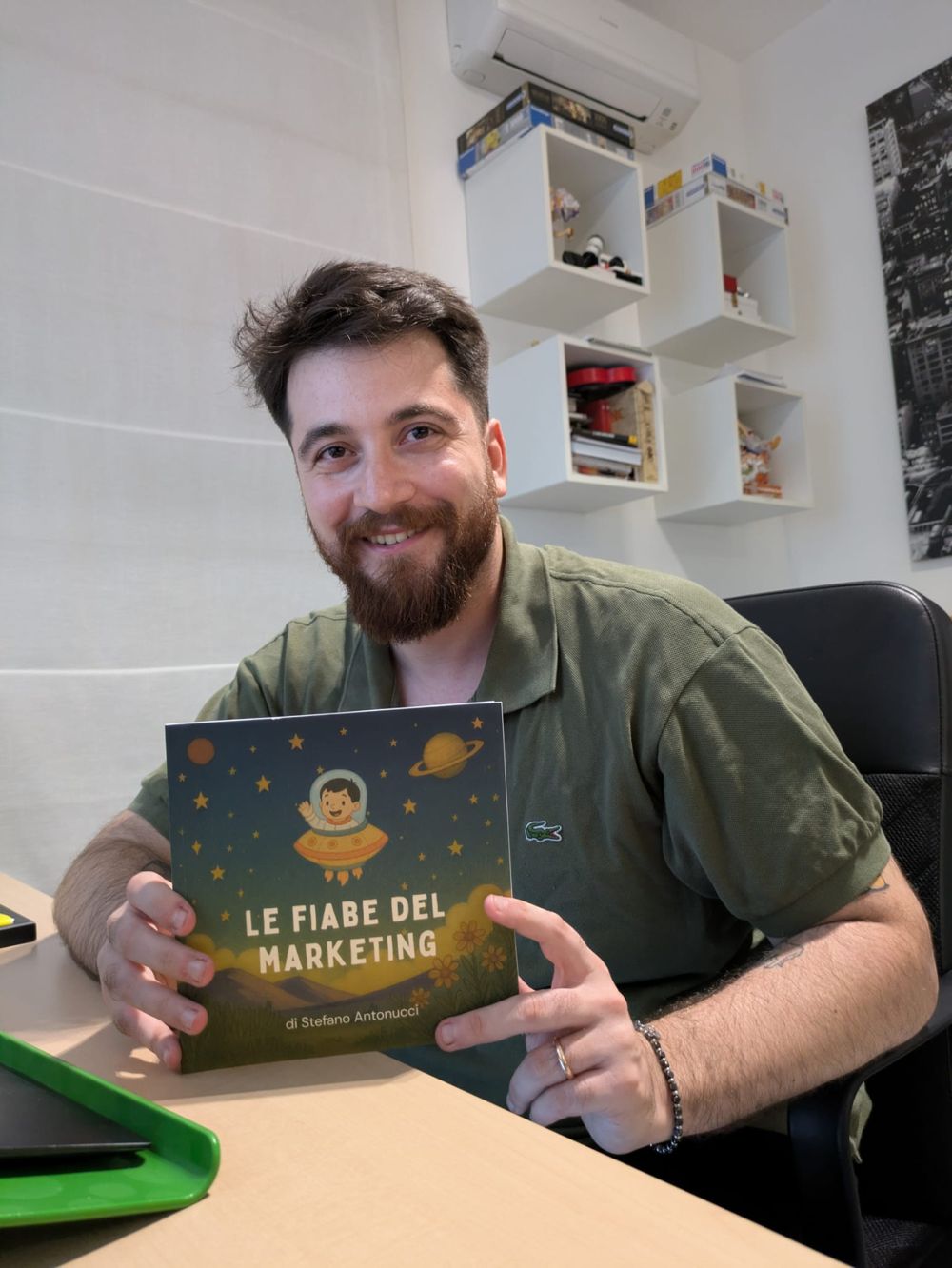 Stefano Antonucci sorride con in mano il libro Le fiabe del marketing