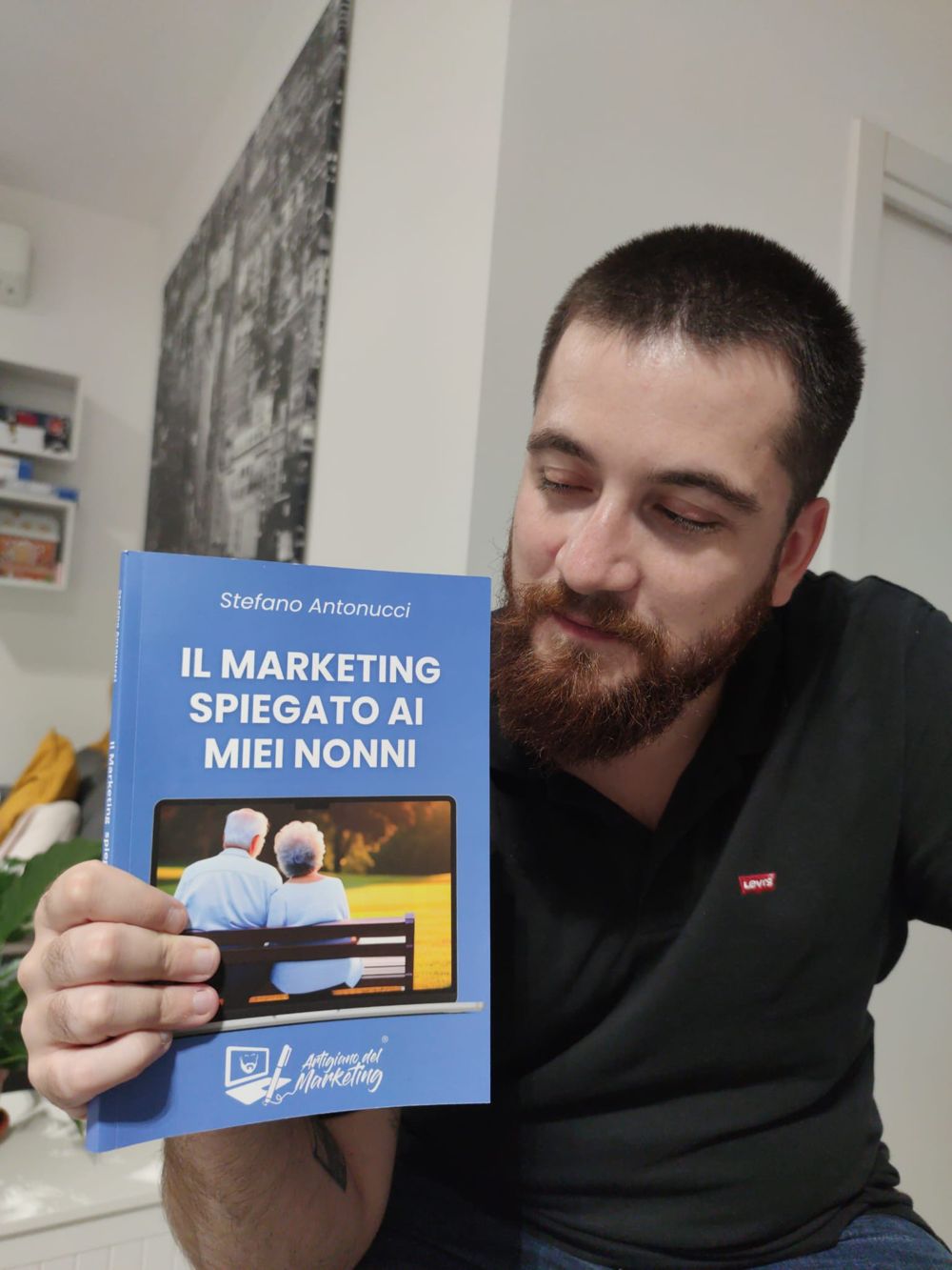 Stefano Antonucci con in mano il libro Il Marketing spiegato ai miei nonni